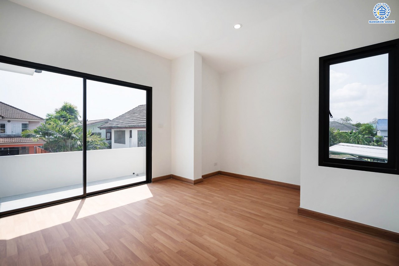 บ้านมือสองตกแต่งใหม่ โครงการ มณธานี บางแค หลังมุม ดีไซน์หรูหรา เนื้อที่ 66.6 ตร.ว. ฟังก์ชัน 3 ห้องนอน 3 ห้องน้ำ จอดรถได้ 2 คัน บนทำเลเดินทางสะดวก เชื่อมต่อหลายเส้นทาง ใกล้เดอะมอลล์บางแค ทางด่วน "กาญจนาภิเษก" และรถไฟฟ้า "สถานีหลักสอง"